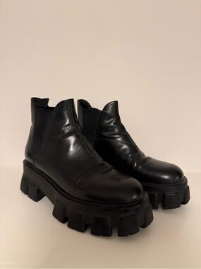 Women’s Chunky Platform Chelsea Boots - Black